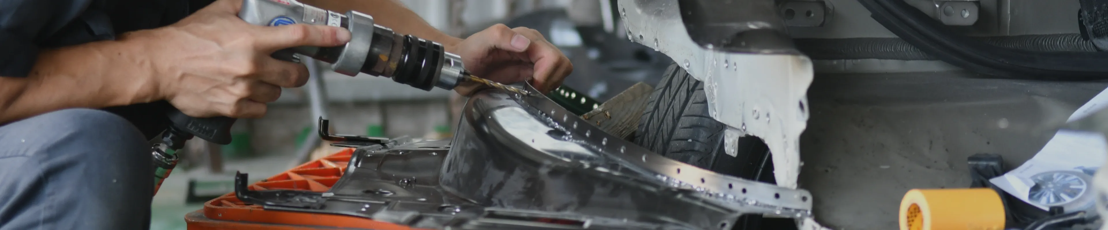 スタッフが車を整備している様子