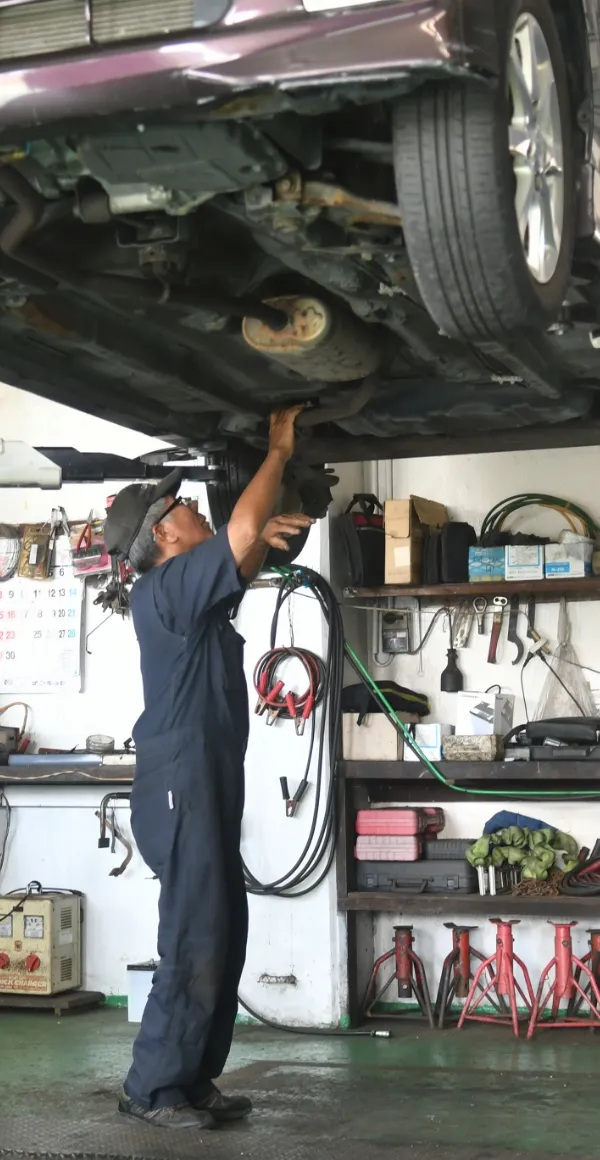 糸村自動車の整備の様子